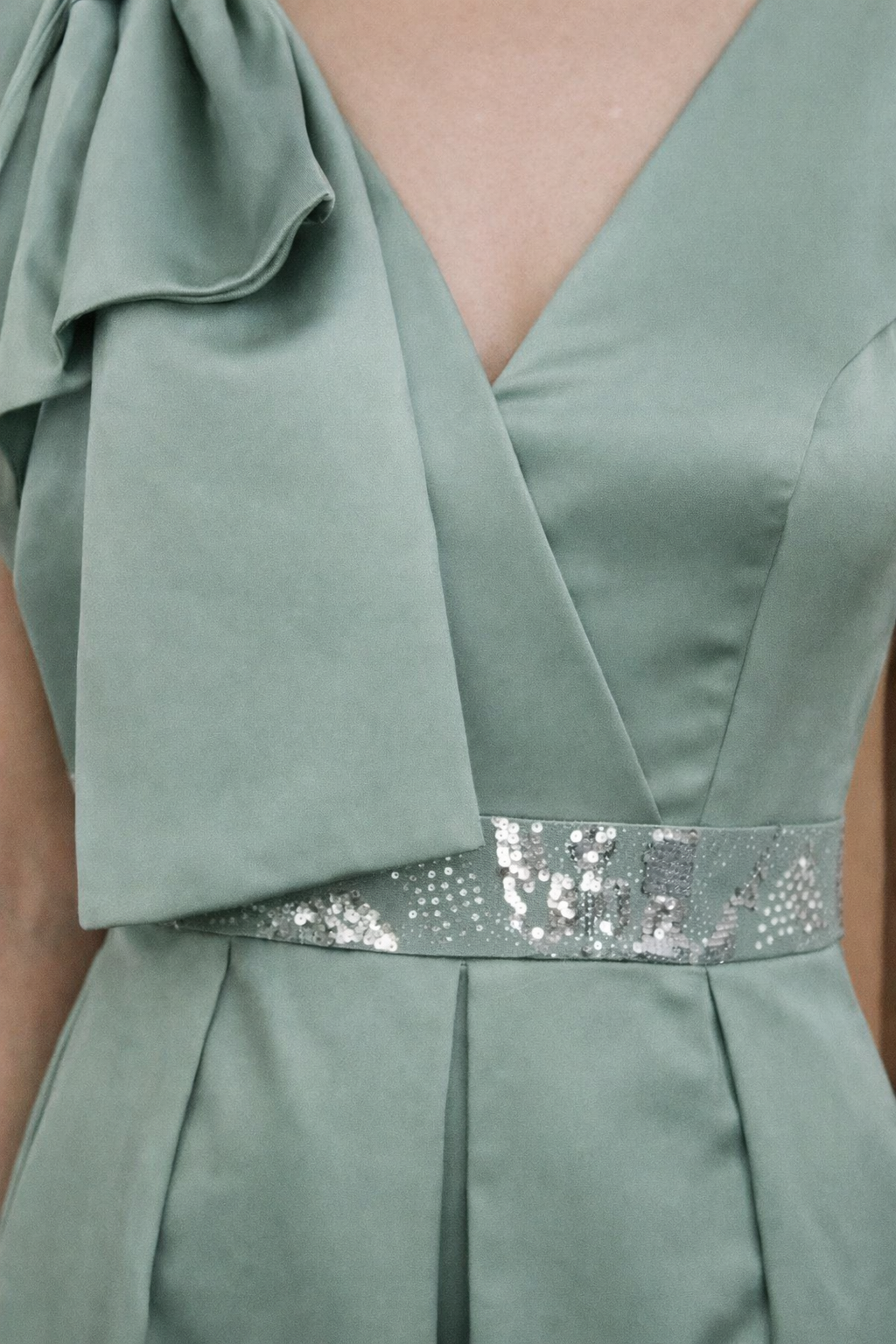 Rochie midi satinată cu fundă pe umăr și talie accesorizată